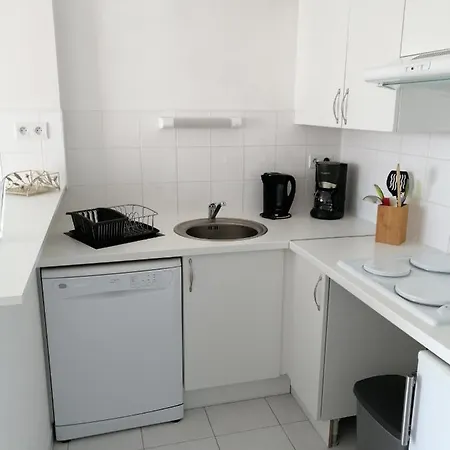 150m De La - Apt En Avec Parking