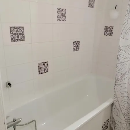 150m De La - Apt En Avec Parking קאיו סור מר
