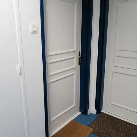 150m De La - Apt En Avec Parking