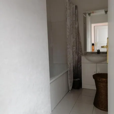 Apartment 150m De La - Apt En Avec Parking *