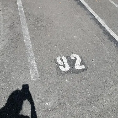 150m De La - Apt En Avec Parking Appartement