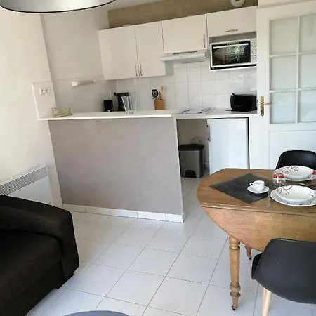 150m De La - Apt En Avec Parking *